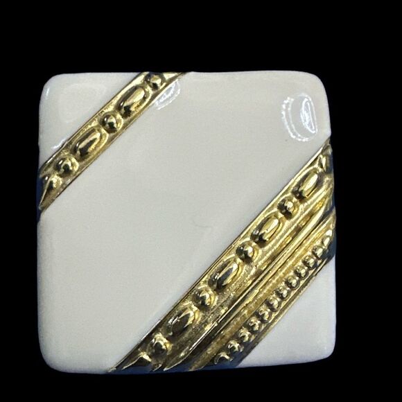 Vintage 80’s Givenchy Gold Tone Cream Beige Enamel Clip Earrings - Picture 4 of 11